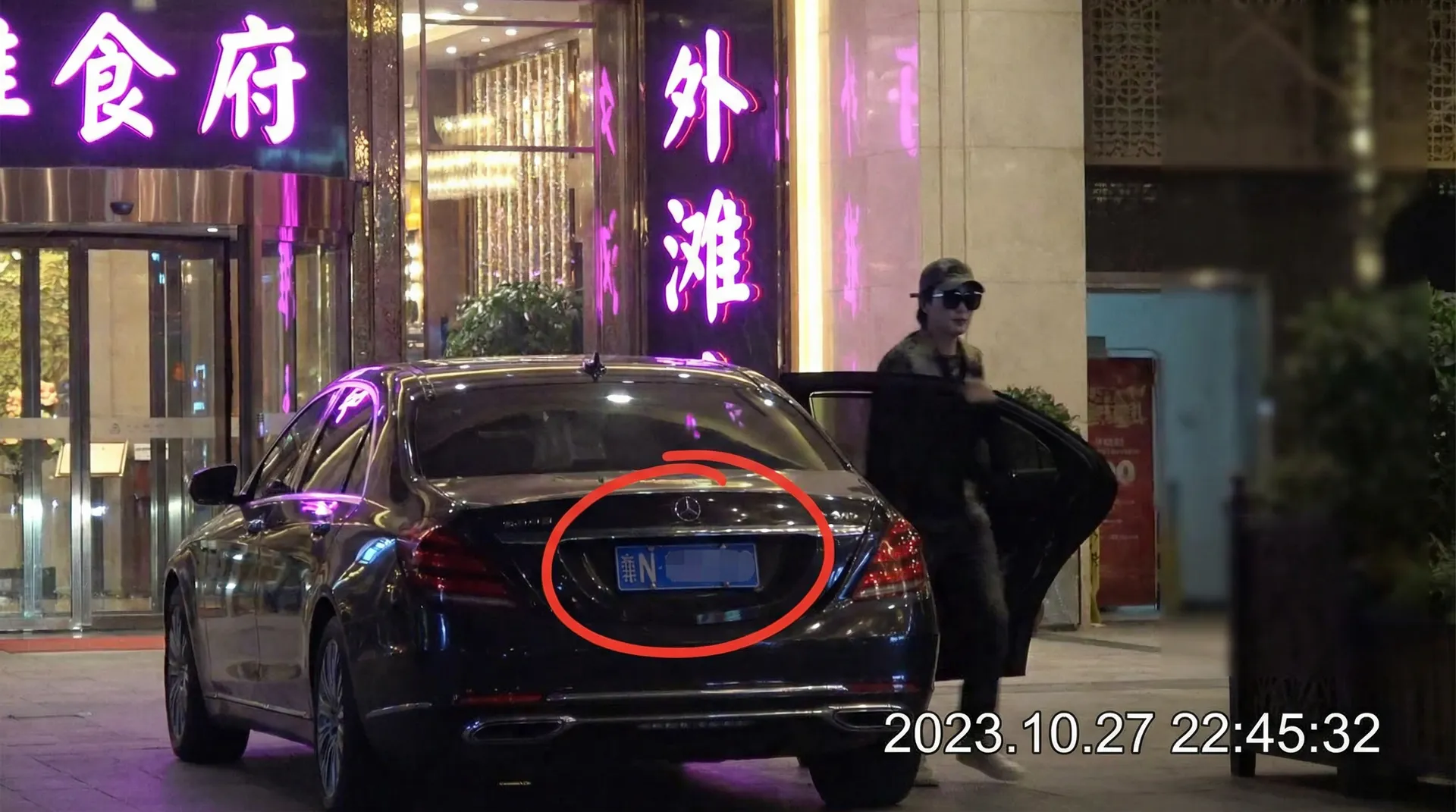 色情软件 - 豪车餐厅外偷拍